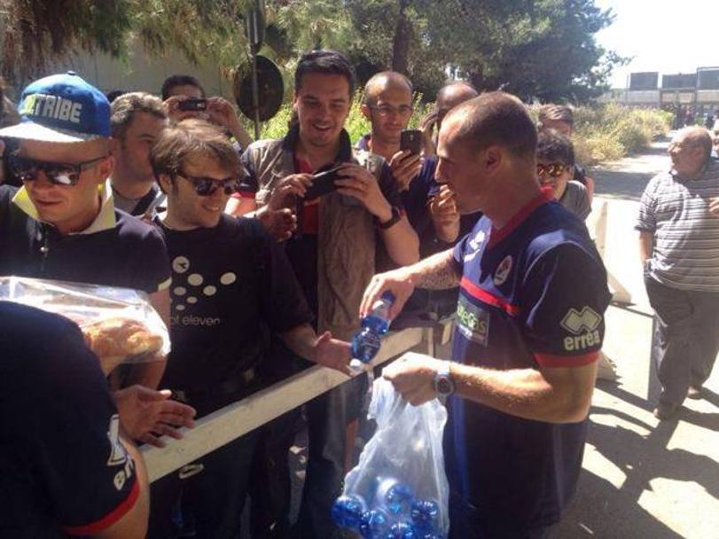 Cristian Galano distribuisce acqua, gesto molto gradito dai tifosi del Bari che riempiranno il San Nicola per Bari-Latina di domenica pomeriggio